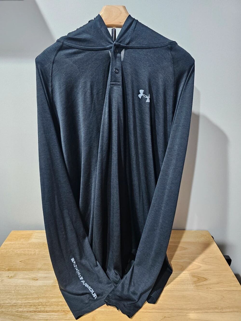 Under Armour HeatGear loose-fit hooded shirt with a three-snap placket, size 4XL